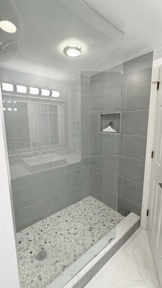 Building Photo - 2 Glenbrook Ln