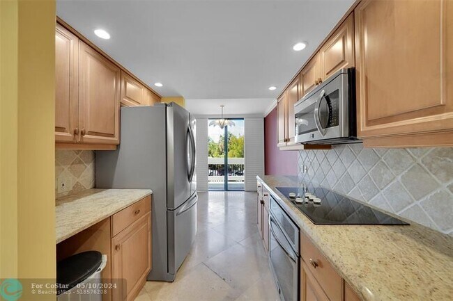 Building Photo - 1100 SE 5th Ct