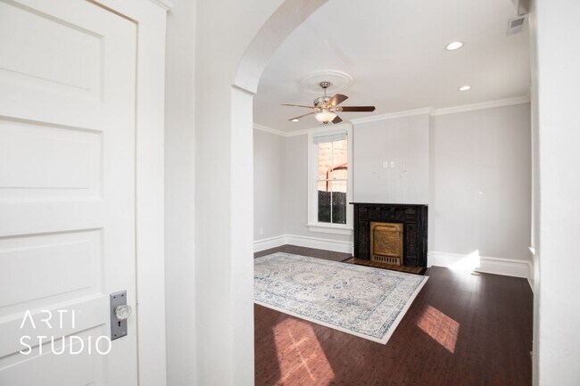 Building Photo - 4 Bed 2 Bath Salt Lake Home For Rent!