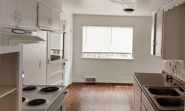 Building Photo - 933 W Rulane Dr