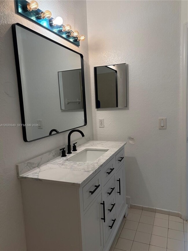 Building Photo - 8835 S Isles Cir