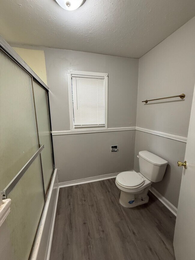 Building Photo - Charming 4 bedroom 2 bath home in Oakhaven