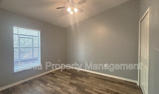 Building Photo - 10827 Laxton St