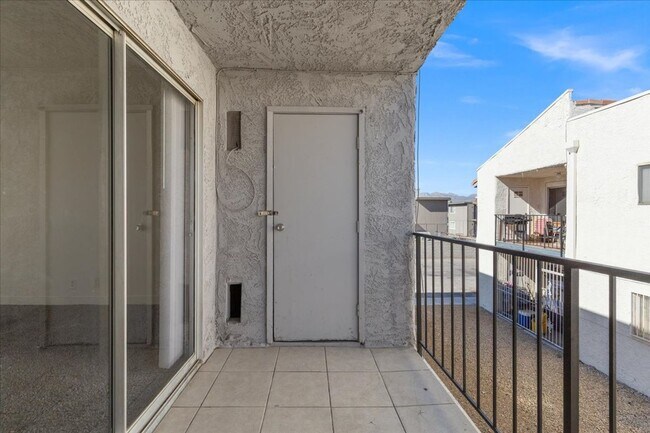 Building Photo - 3649 S Van Dyke Ave