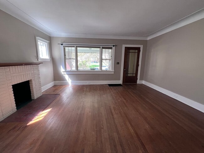 Building Photo - 3 Bedroom Duplex on a Brick Cul-de-sac, Blocks From Eastown and Cherry Hill!