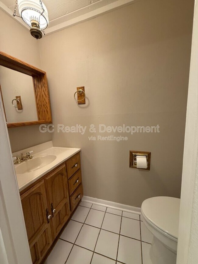 Building Photo - 609 Pinecroft Dr