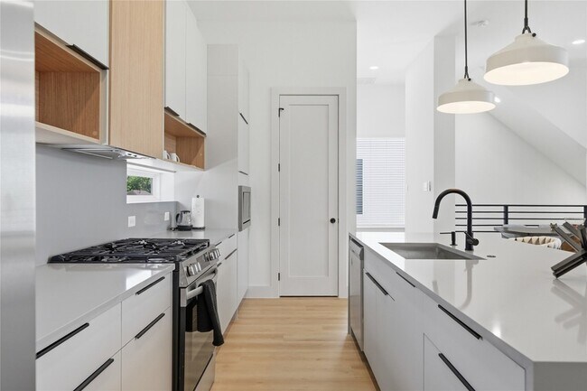 Building Photo - 5505 Hershe St
