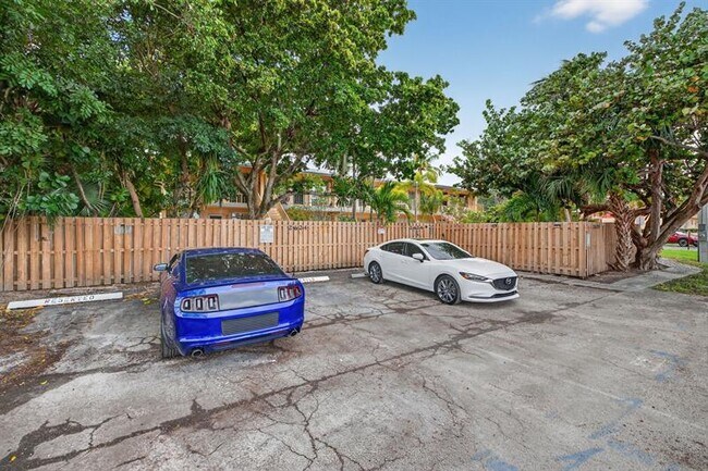 Building Photo - 2624 NE 30th Pl