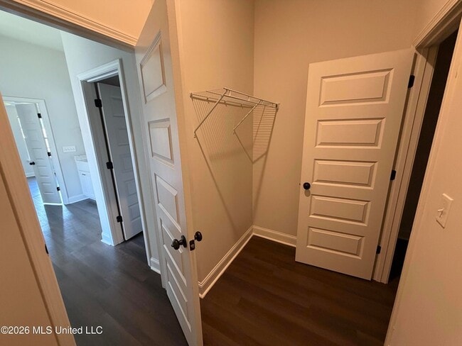 Building Photo - 464 Silver Hill Dr