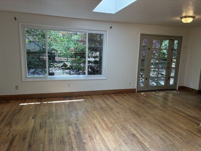 Building Photo - West Linn Classic