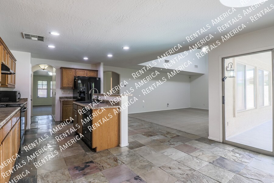 Building Photo - 10606 W La Reata Ave