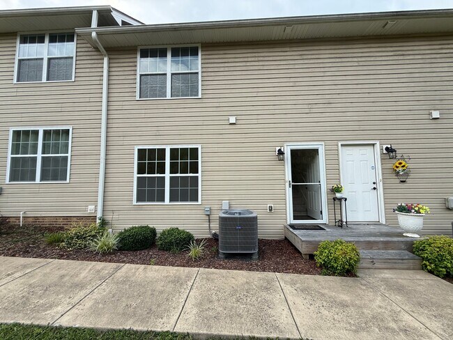 Building Photo - 704 Grays Pointe Ct