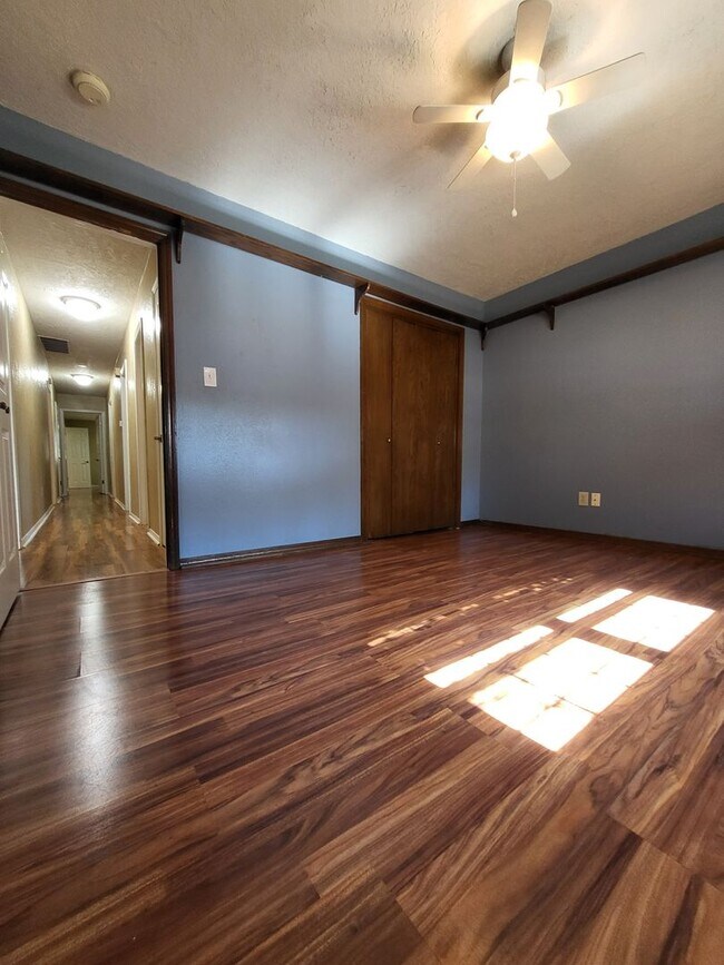 Building Photo - (4) Bed/(2) Bath + (2) Living Areas Avail ...