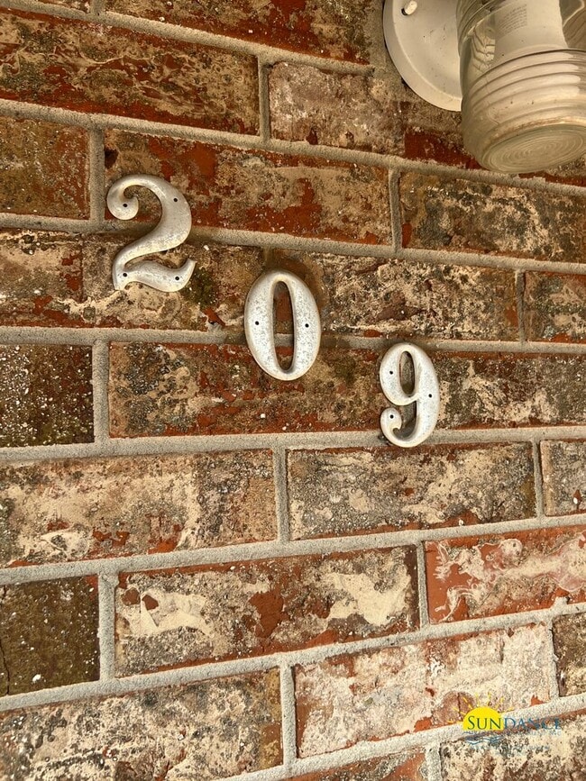 Building Photo - Charming 3 Bedrooms Home in Crestview, a must see at a great price!