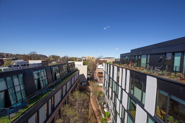 Building Photo - Stunning Penthouse w/ Private Terrace & Pa...