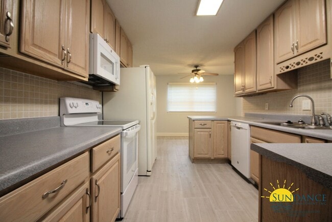 Building Photo - Stunning 4 Bedroom Home in Fort Walton Beach