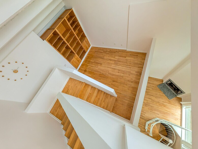 versatile loft area with high ceilings - 14 Reef St