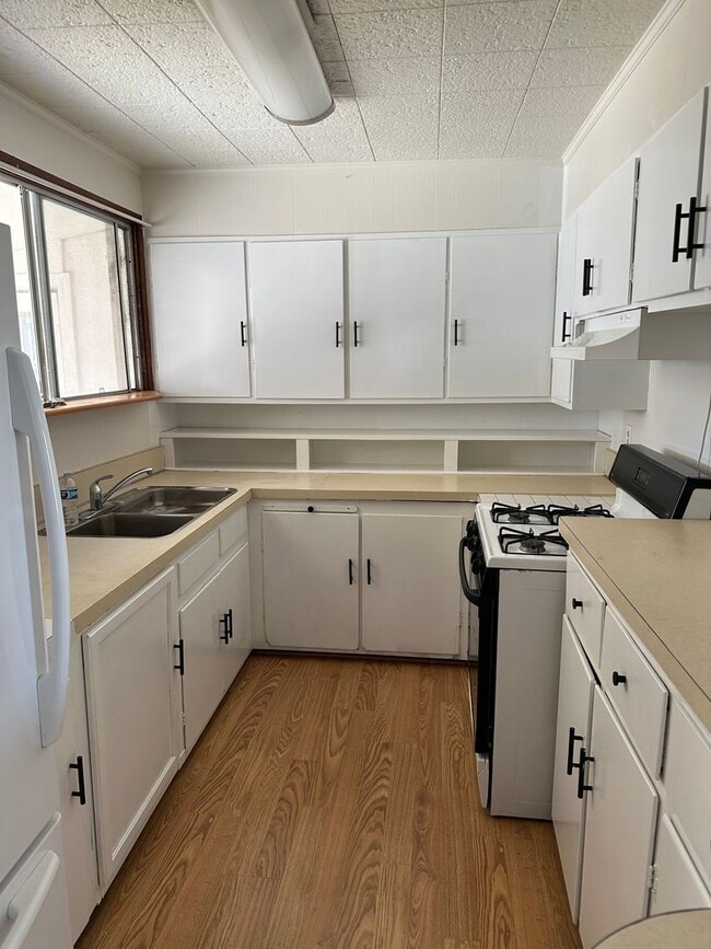 Building Photo - Hawthorne Wiseburn area 3 bdrm 3 ba. home ...