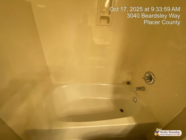 Building Photo - Pristinely Maintained Roseville Home with ...