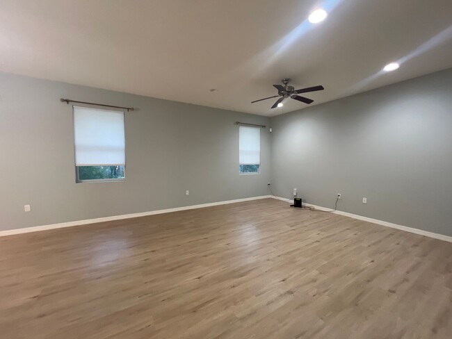 Building Photo - Beautiful 3 Bedroom 2 Bathroom Home, with ...