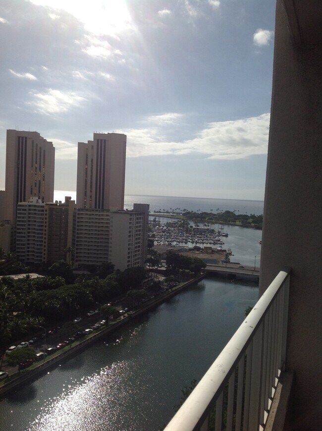 Building Photo - One Bedroom Apt, Excellent Location (Elect...