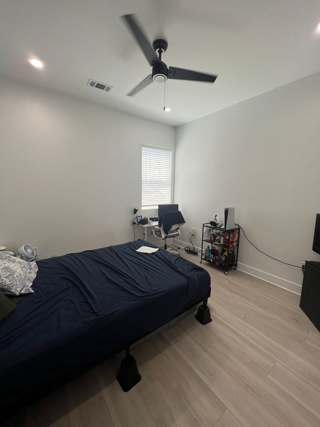 Building Photo - Renovated 2bed steps from Campus ! August 1 Lease