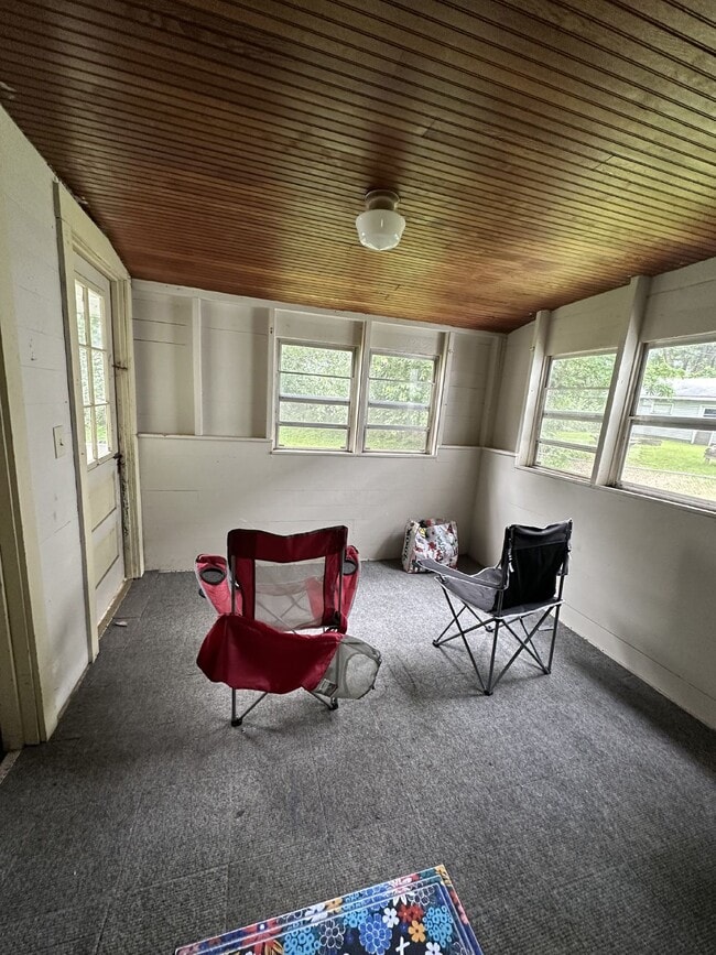 Building Photo - Awesome 3 bedroom 1 bath - available for J...
