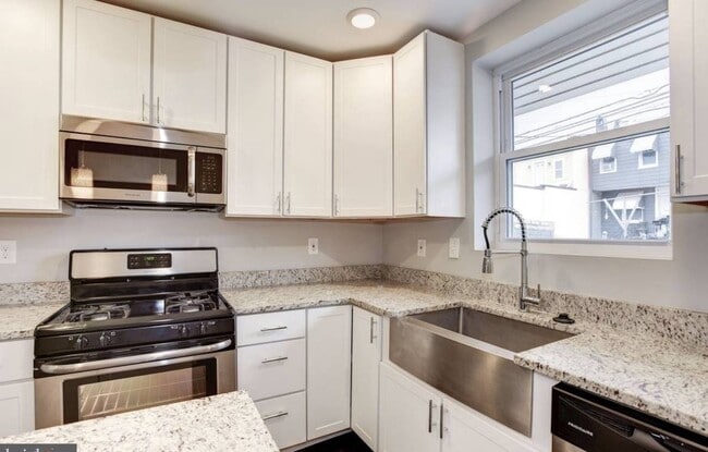 Building Photo - 307 S Newkirk St