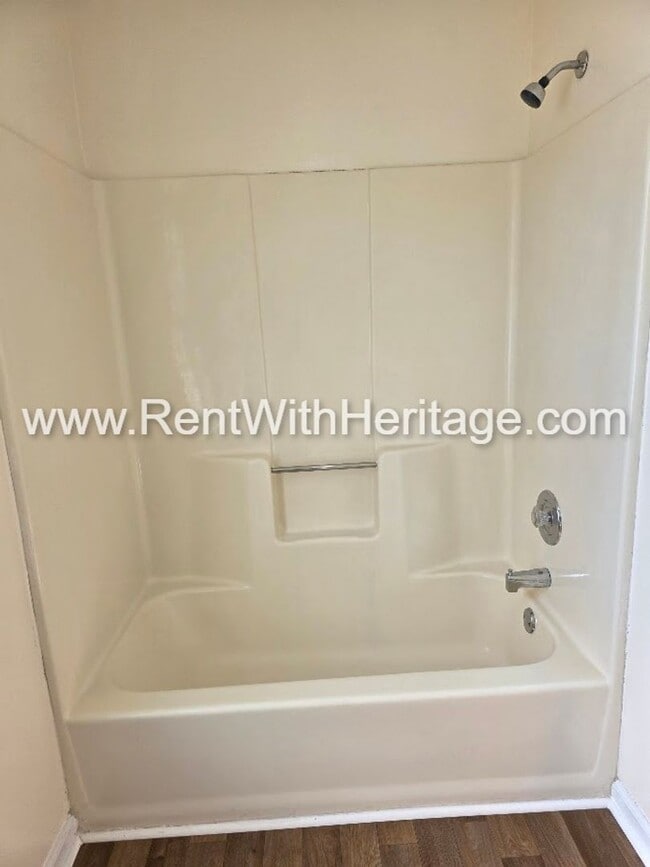 Building Photo - Amazing 3 bedroom, 2.5 bath townhome/ Great Roommate Floorplan / Great Location