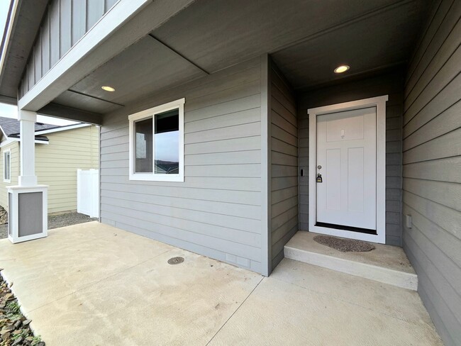 Building Photo - Newer Home in a Newer Community! 3-Bed, 2-Bath