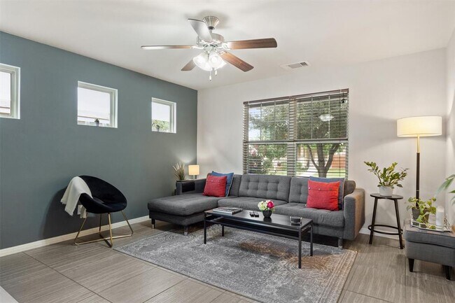 Building Photo - 369 S Brook Dr