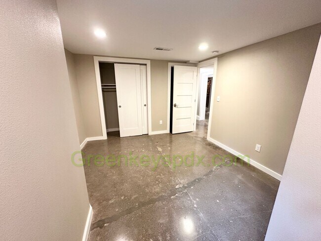 Building Photo - Huge Gorgeous 5 Bedroom 4 Bath Unit in SW ...