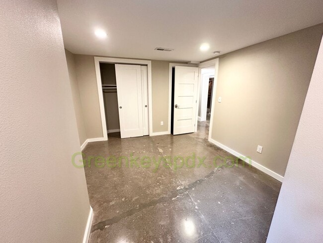 Building Photo - Huge Gorgeous 5 Bedroom 5 Bath Unit in SW ...