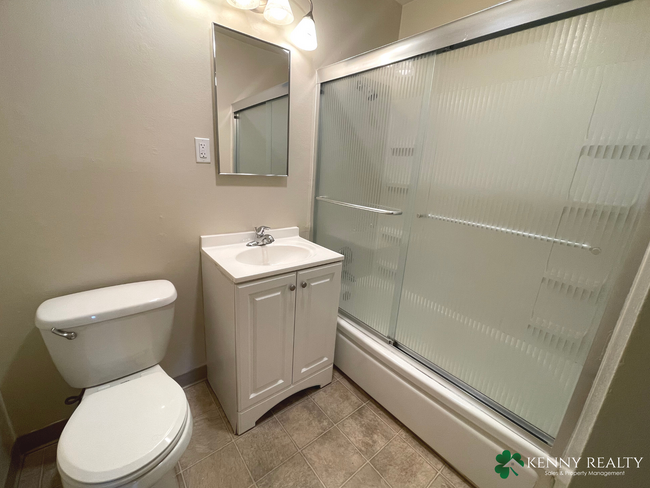 Building Photo - Three Bedroom, Two Bathroom with Large Bac...