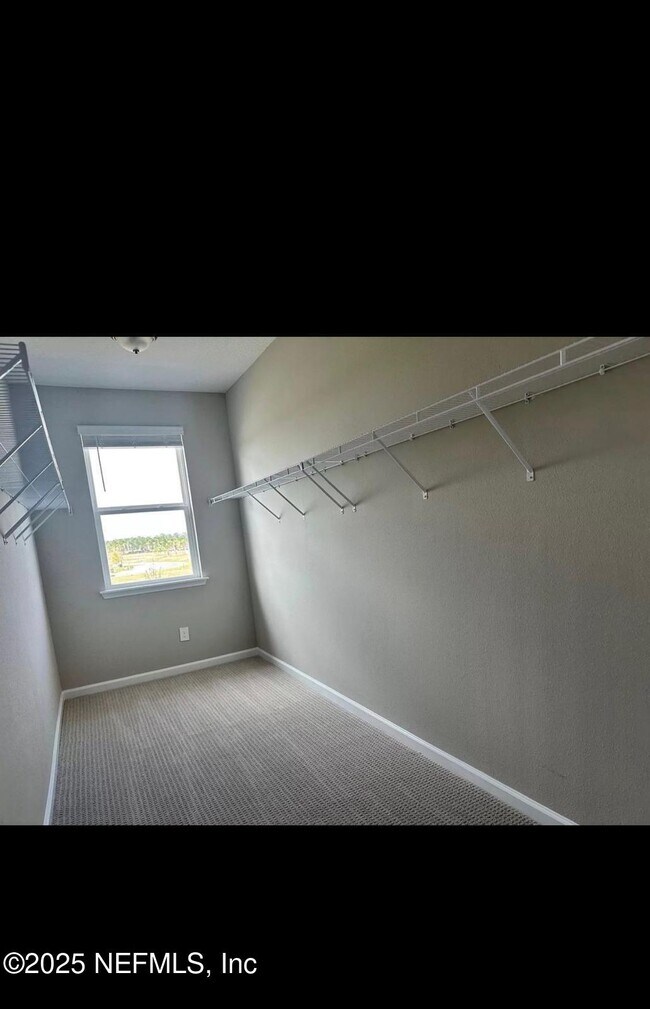 Building Photo - 213 Silver Myrtle Ct