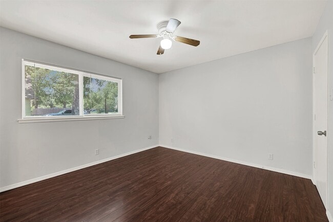 Building Photo - 819 Kingswood Ave