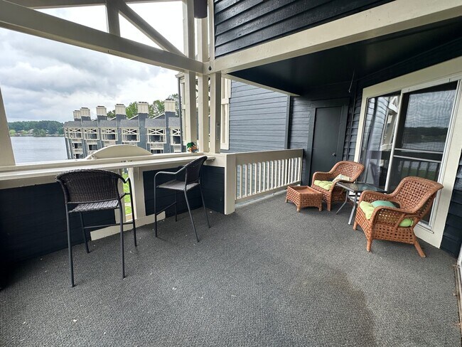 Building Photo - Waterfront Condo for Rent in the gated com...