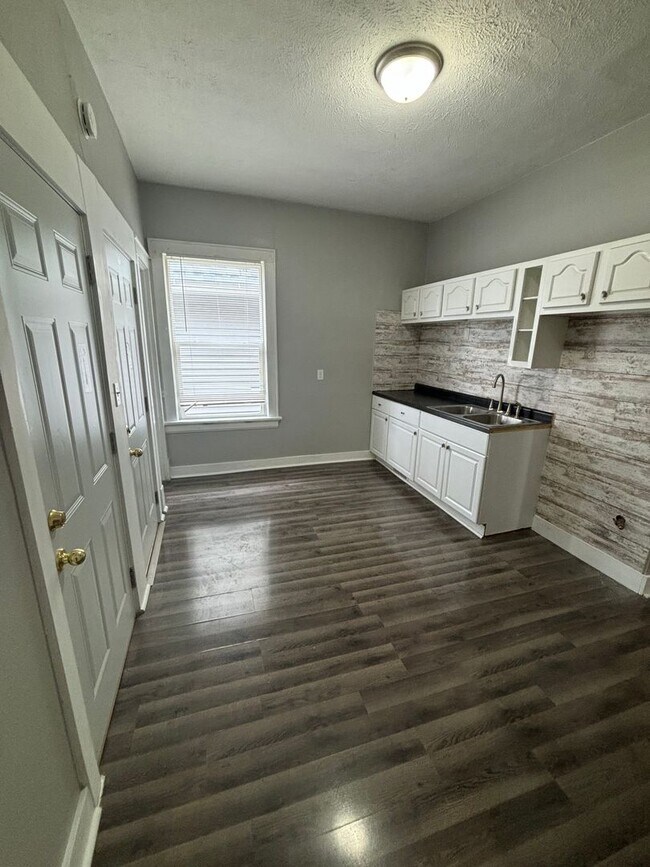 Building Photo - 2146 N 35th St