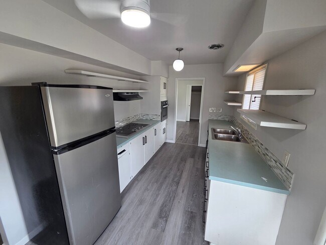 Building Photo - 4 Bed 2 Bath Golf Course Living