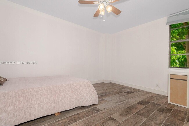 Building Photo - 3401 N Country Club Dr