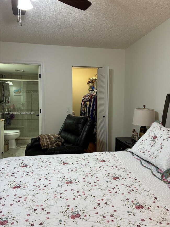 Building Photo - 2025 SW Silver Pine Way
