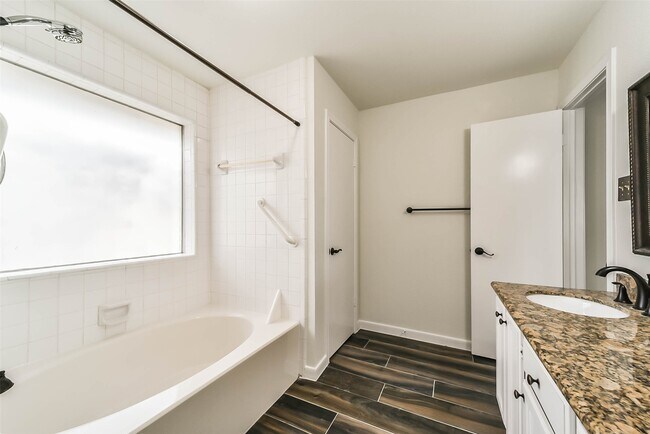 Building Photo - 2511 Pine Cone Dr
