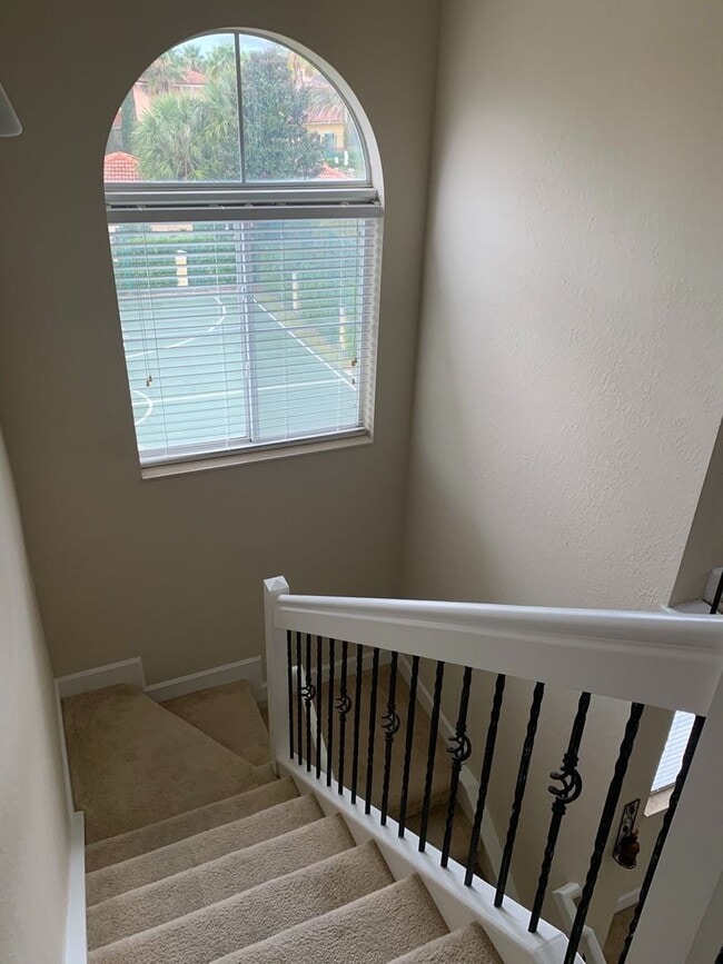 Building Photo - Beautiful Townhouse Style Apartment availa...