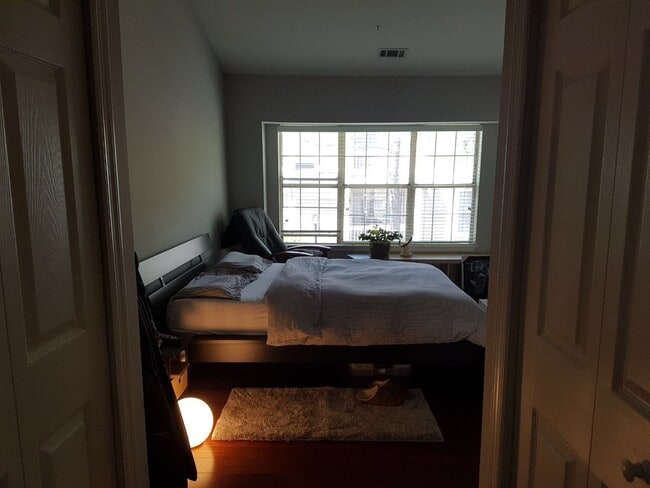 Building Photo - Loft 2BR plus den/2BA condo walking distan...