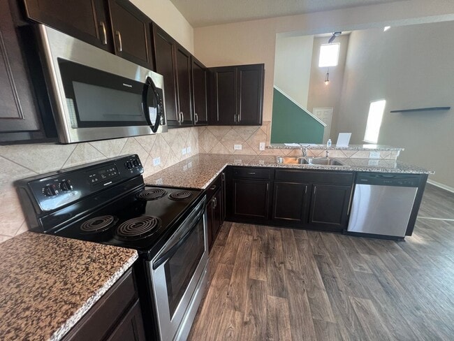 Building Photo - Perfect 3/2.5 - Tall Ceilings and in Immac...