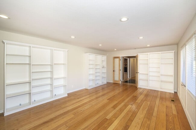Building Photo - Spacious 3 Bed, 2.5 Bath Home in Quiet Nei...
