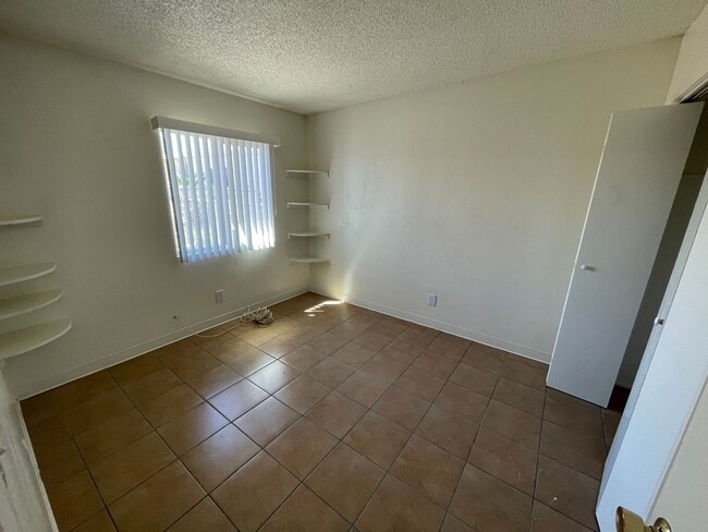 Building Photo - Two Bedroom With A/C, Fenced Yard and Wash...