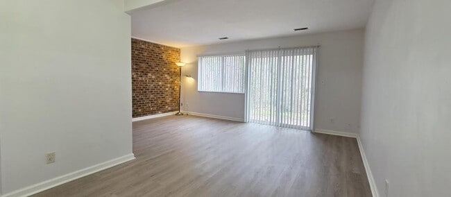 Building Photo - 220 Elizabeth St