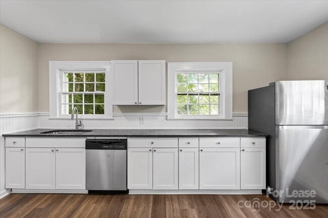 Building Photo - 904 Edgewood Cir