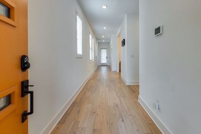 Building Photo - Great modern HPR with garage and view of the river!